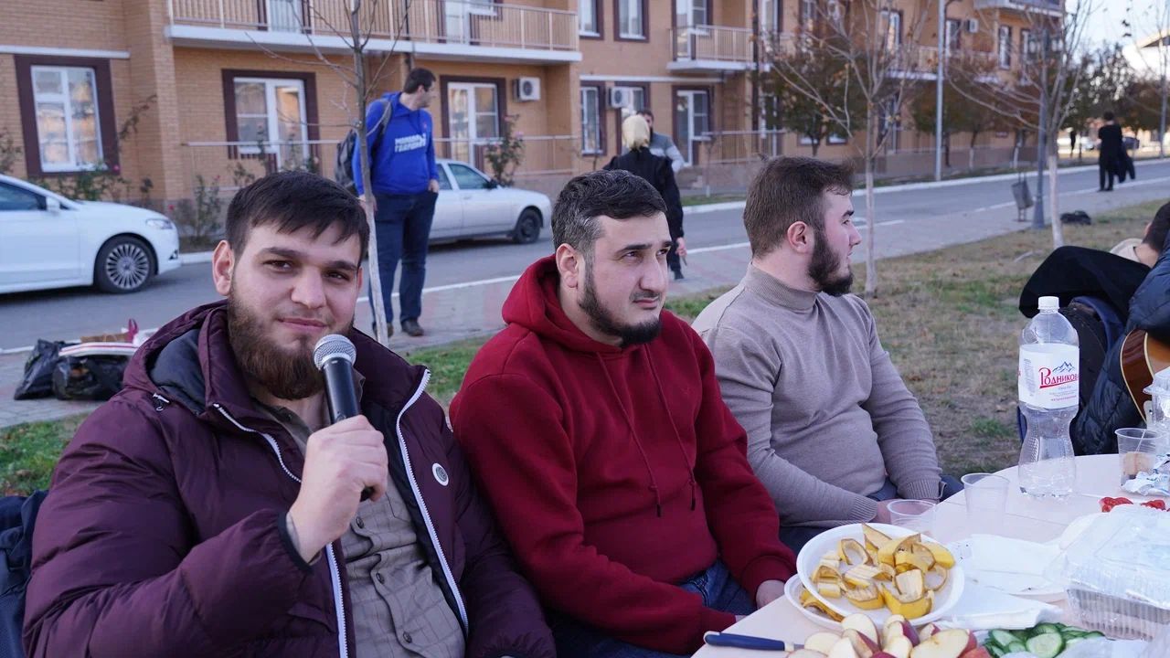 ЧГУ им. А.А. Кадырова организовал для участников форума молодых семей "СуперМама" семейный пикник