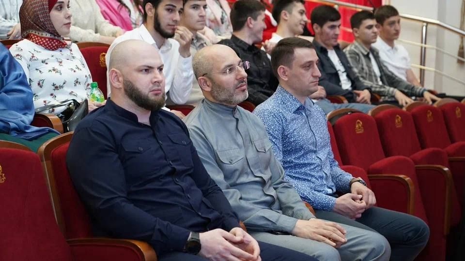 Ректор Финансового университета при Правительстве РФ провел открытую лекцию для чеченских студентов
