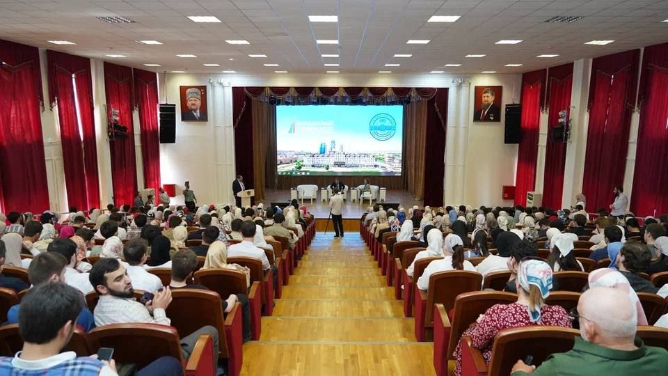 Ректор Финансового университета при Правительстве РФ провел открытую лекцию для чеченских студентов