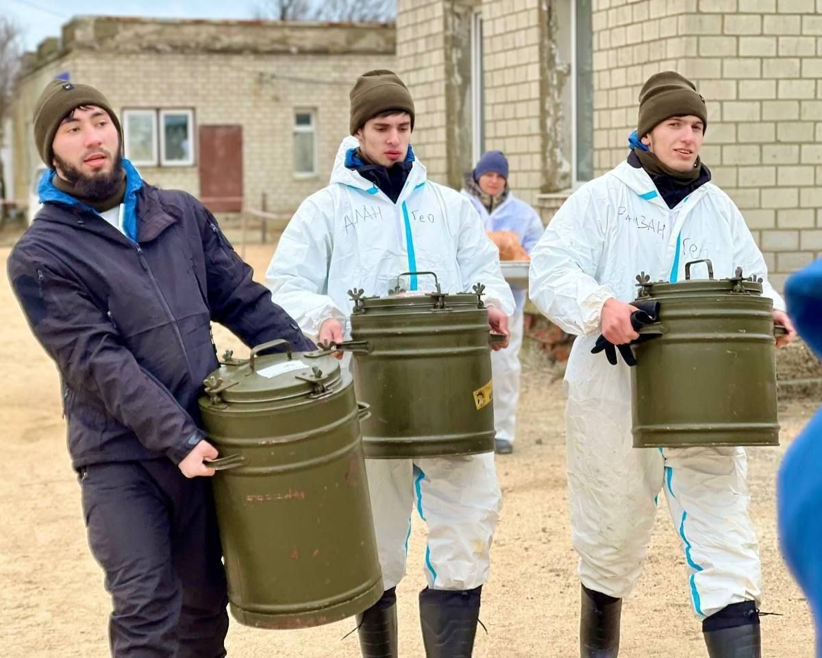 Студенты ЧГУ им. А.А. Кадырова помогают ликвидировать последствия аварии в Чёрном море