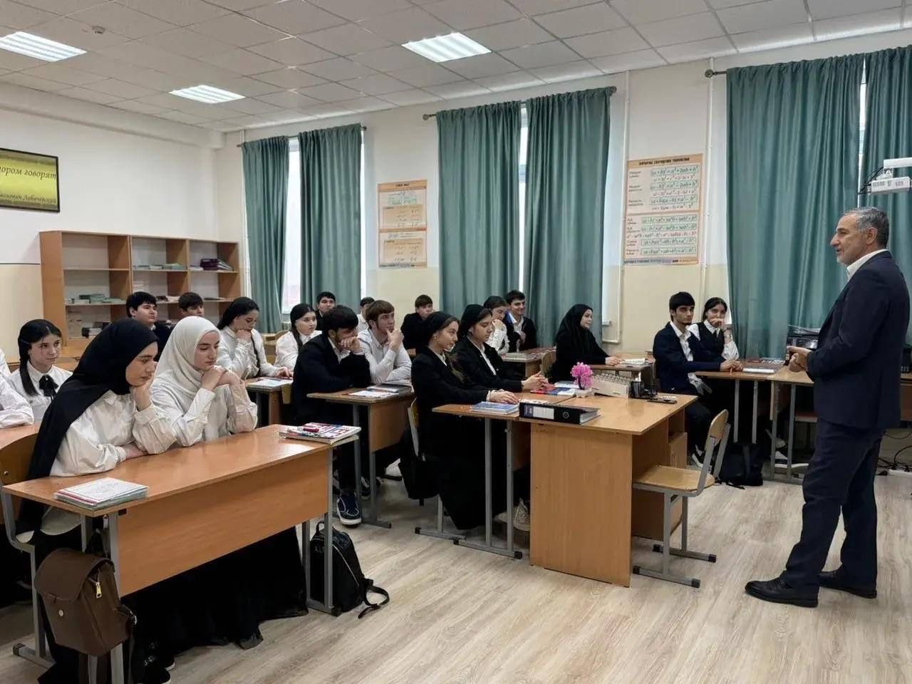 В рамках проекта «Ученые - в школах» прошла лекция в ГБОУ «Центр образования г. Гудермес»