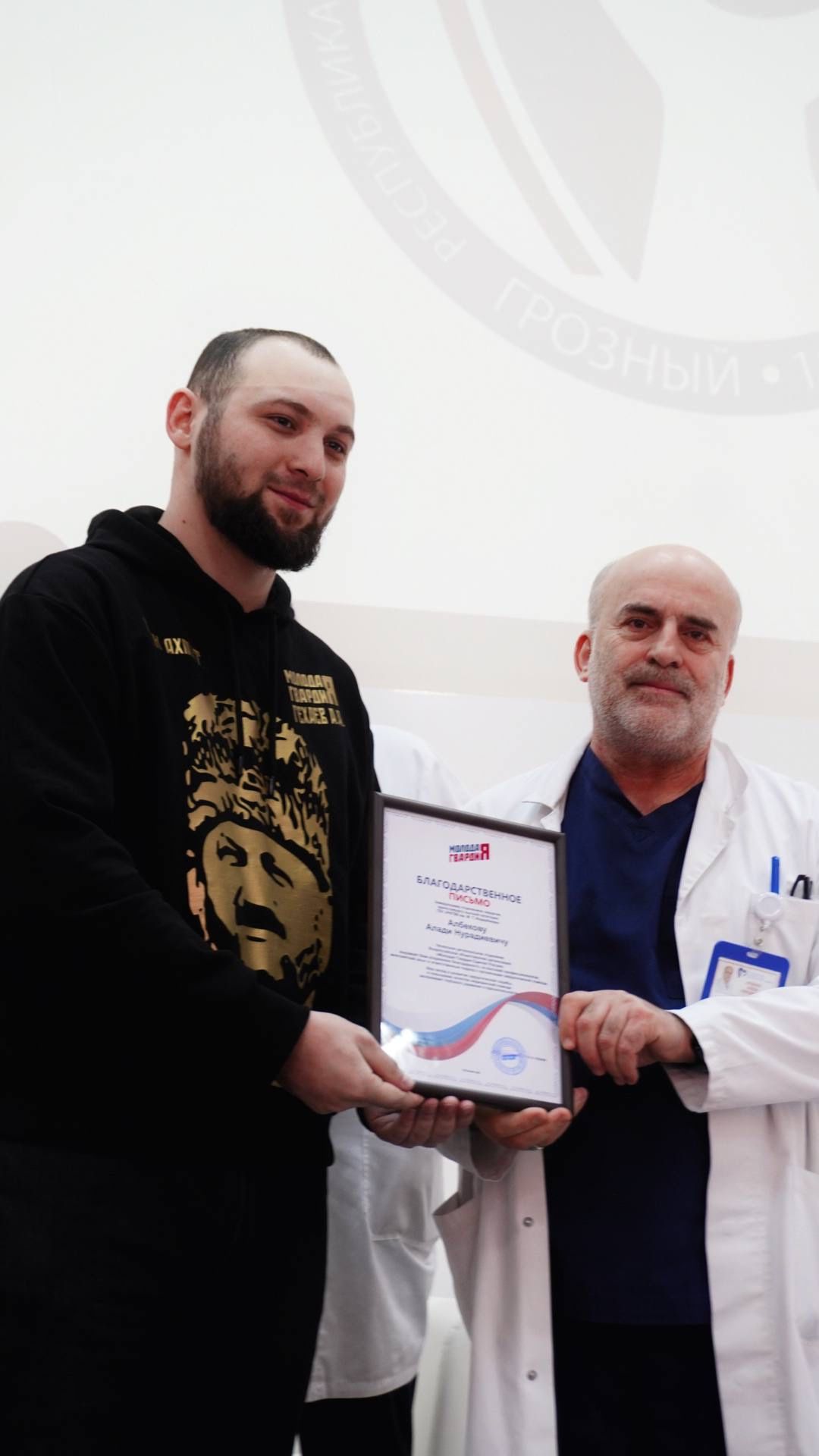 Активисты юридического факультета ЧГУ им. А.А. Кадырова поздравили медицинских сотрудников Республиканского клинического госпиталя ветеранов войн имени М.Т. Индербиева