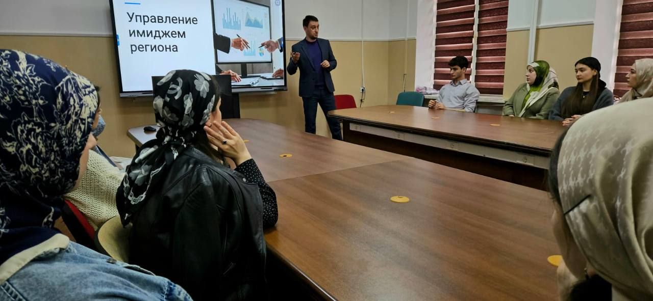 На факультете государственного управления ЧГУ им. А.А. Кадырова состоялся круглый стол «Управление имиджем региона».