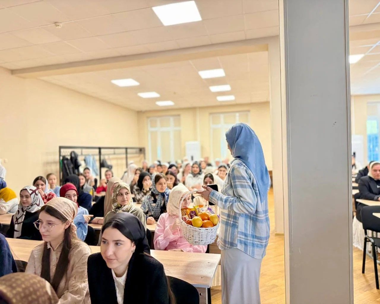 В рамках Единого дня открытых дверей Федерального проекта «Профессионалитет» для учащихся 6–10 классов прошёл классный час на тему: «Профессионалитет: ты в хорошей компании».