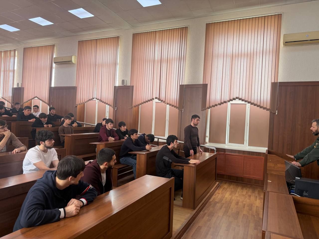 На факультете государственного управления ЧГУ им.А.А.Кадырова состоялась встреча начальника ВУЦ ЧГУ им.А.А.Кадырова.
