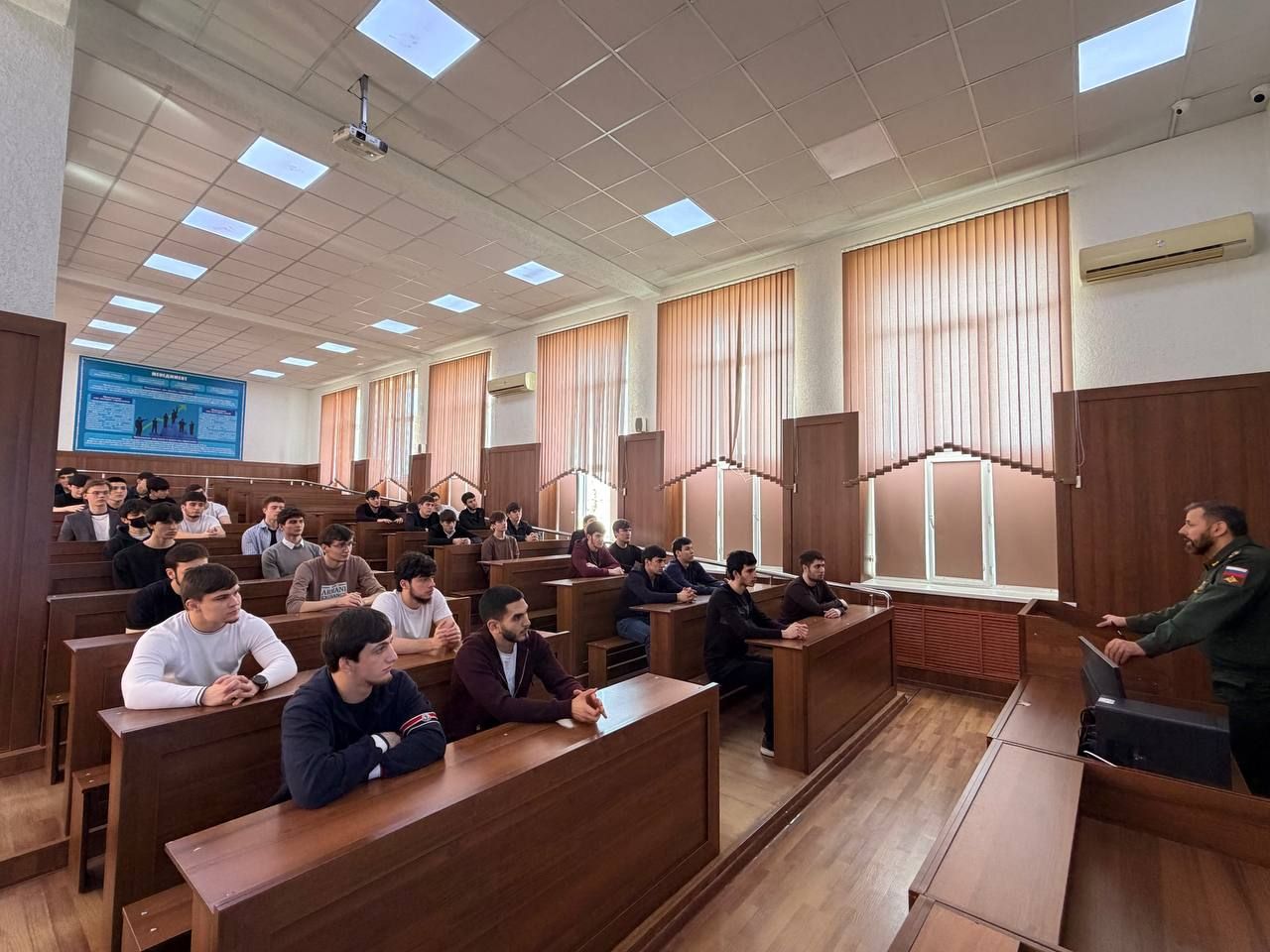 На факультете государственного управления ЧГУ им.А.А.Кадырова состоялась встреча начальника ВУЦ ЧГУ им.А.А.Кадырова.