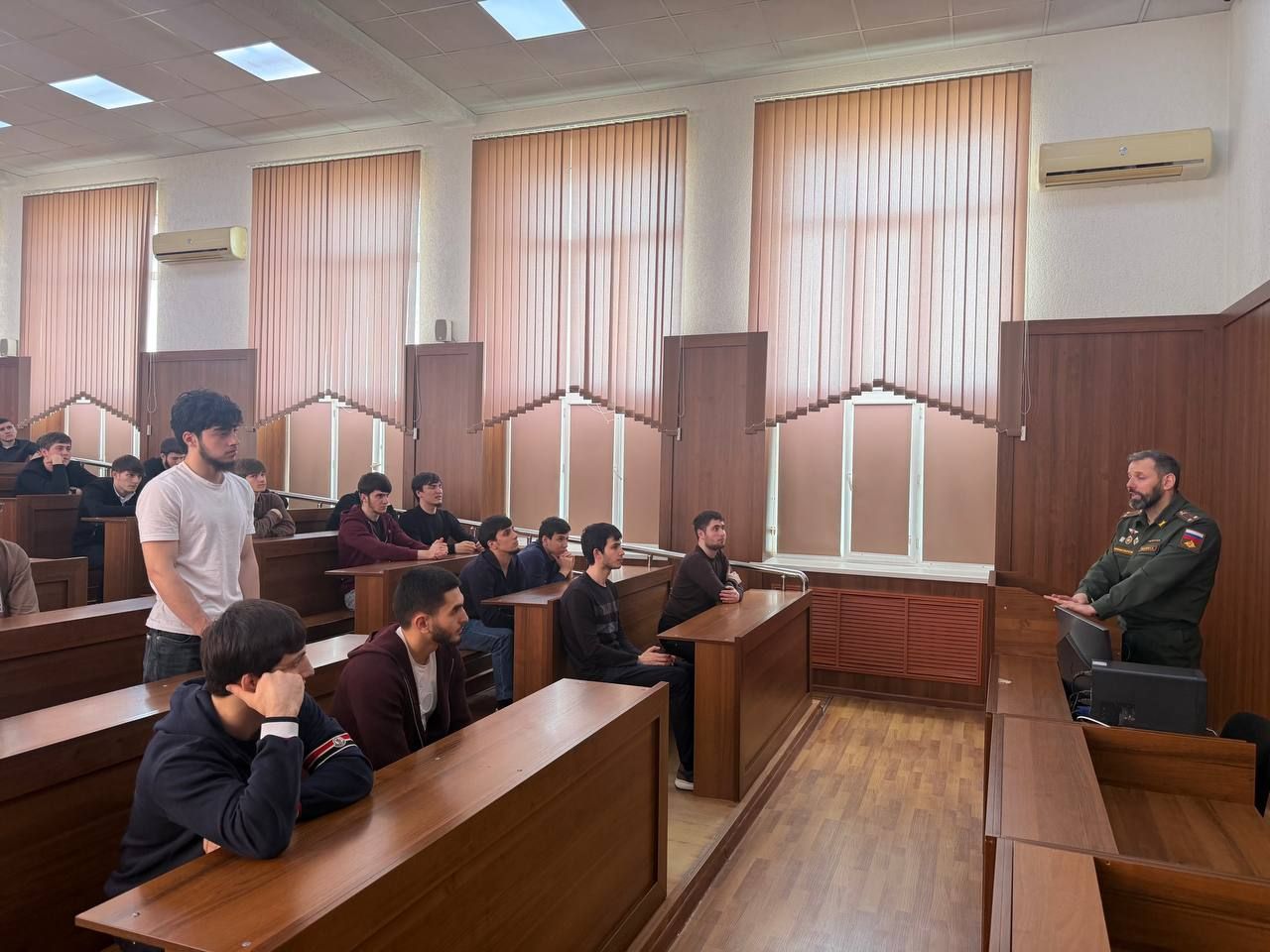 На факультете государственного управления ЧГУ им.А.А.Кадырова состоялась встреча начальника ВУЦ ЧГУ им.А.А.Кадырова.