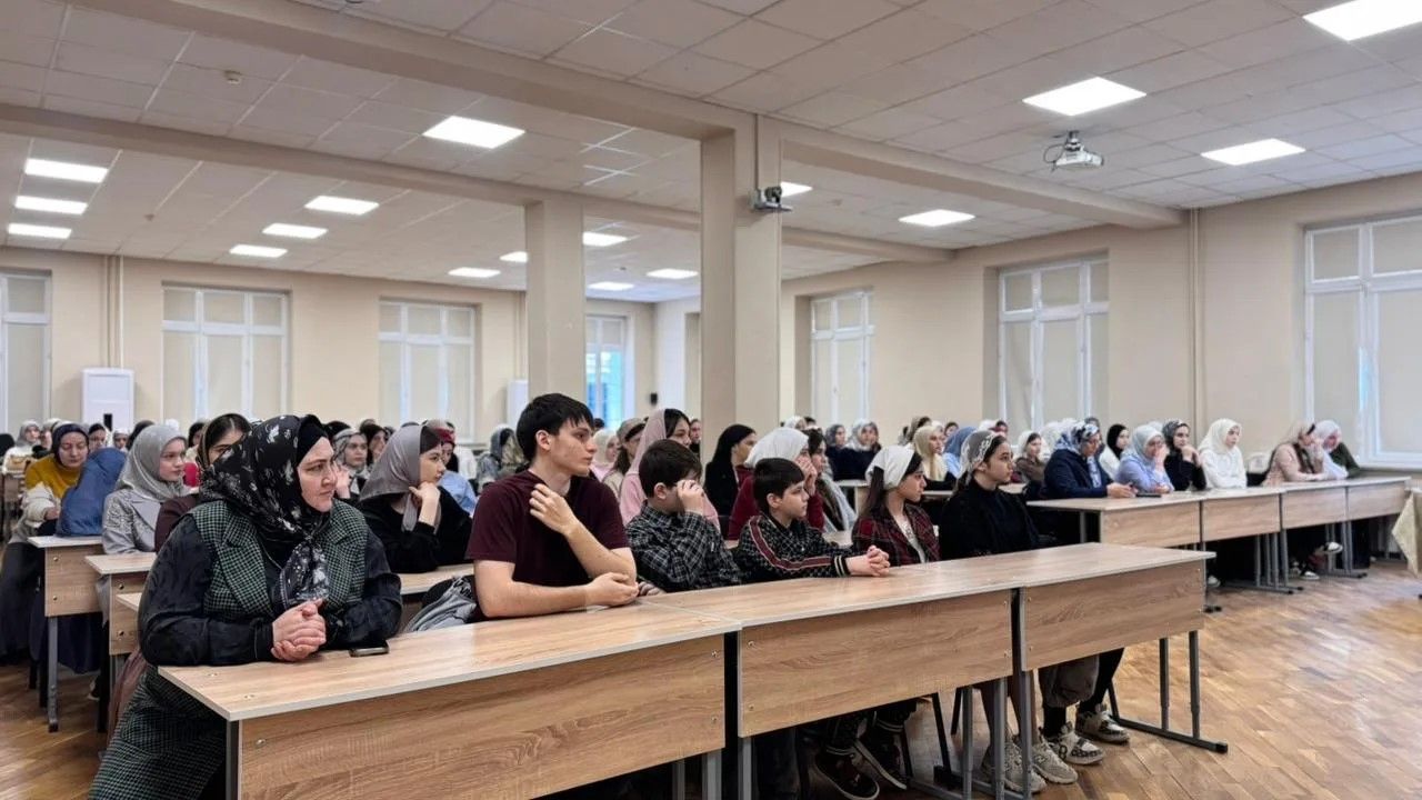В рамках Единого дня открытых дверей Федерального проекта «Профессионалитет» для учащихся 6–10 классов прошёл классный час на тему: «Профессионалитет: ты в хорошей компании».