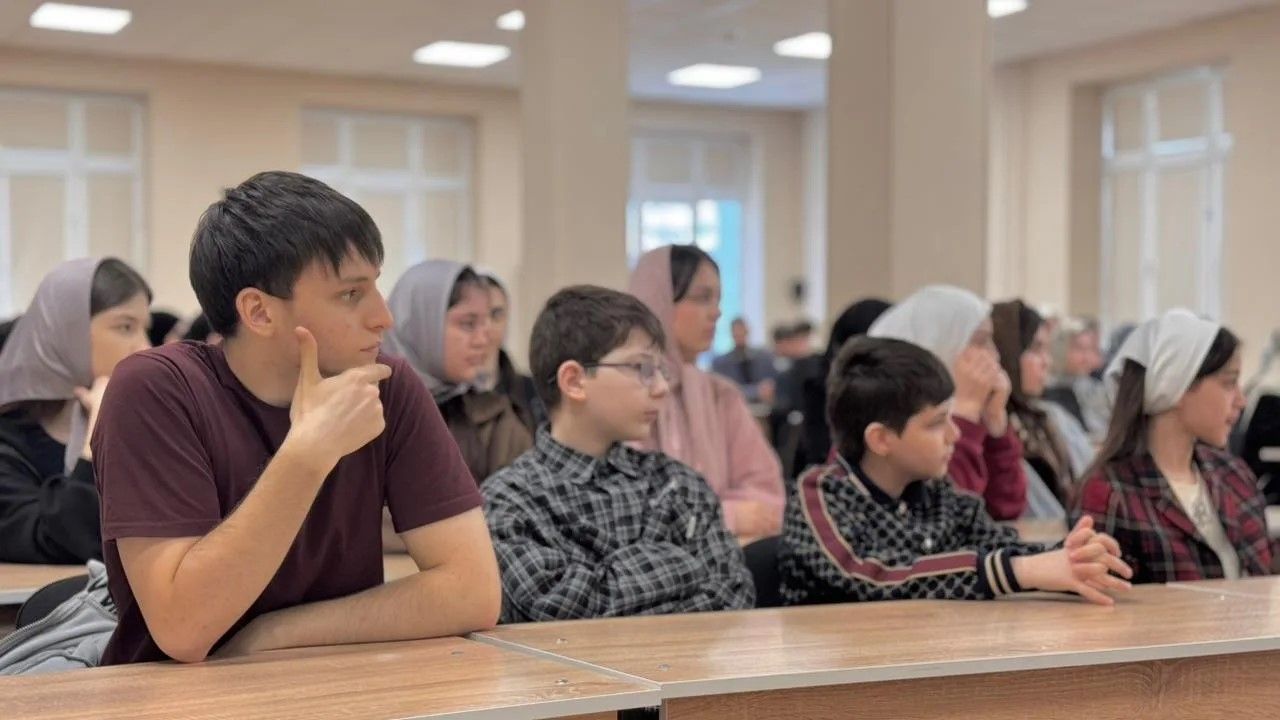 В рамках Единого дня открытых дверей Федерального проекта «Профессионалитет» для учащихся 6–10 классов прошёл классный час на тему: «Профессионалитет: ты в хорошей компании».