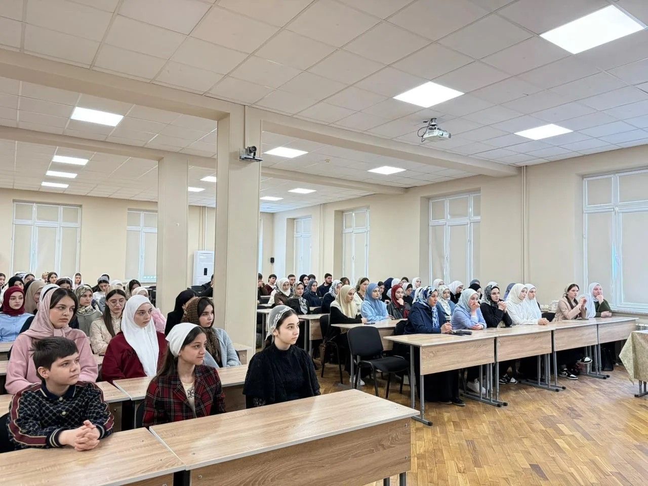 В рамках Единого дня открытых дверей Федерального проекта «Профессионалитет» для учащихся 6–10 классов прошёл классный час на тему: «Профессионалитет: ты в хорошей компании».