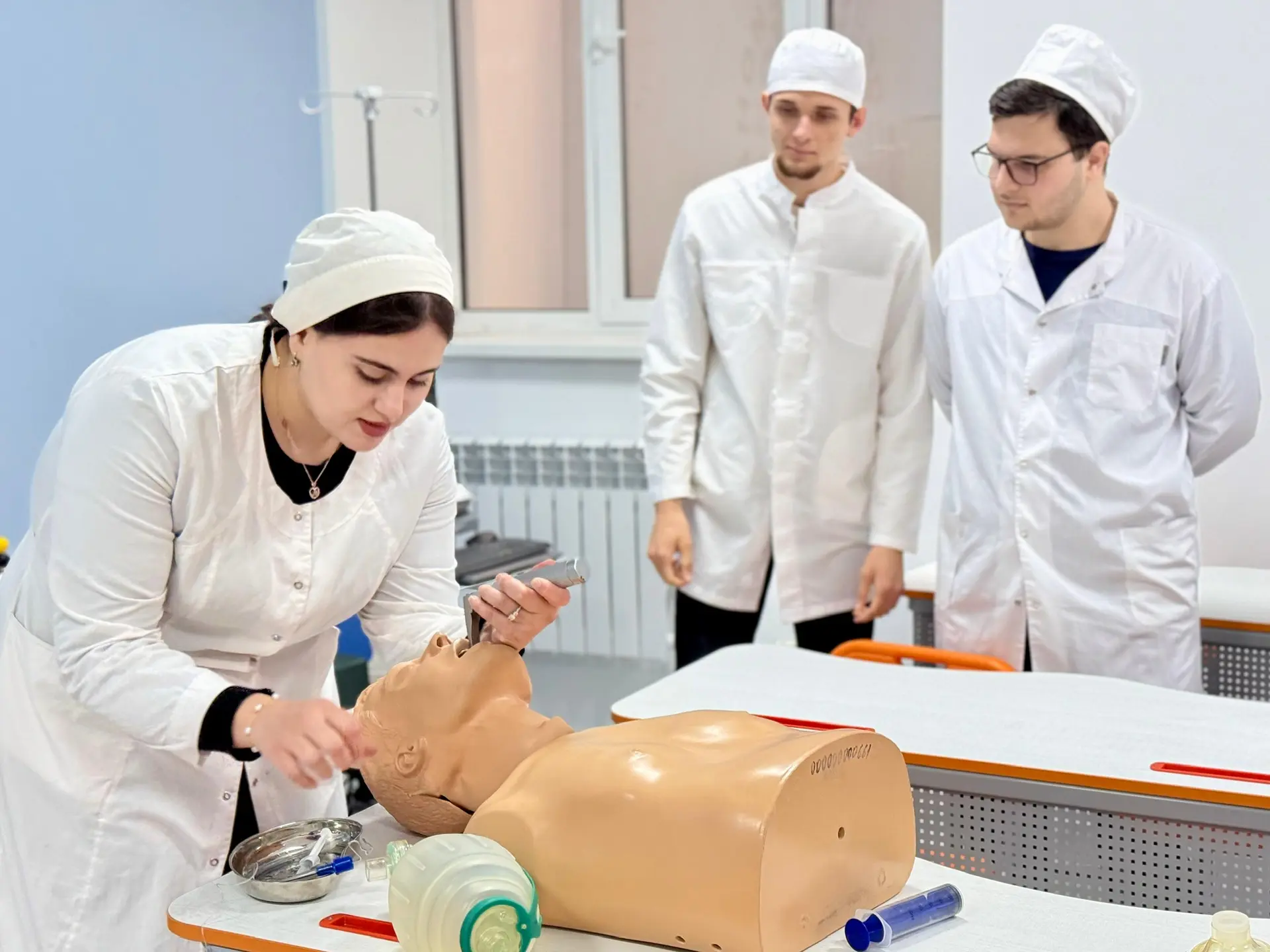 Мастер-класс по первой медицинской помощи от старшекурсников для младших курсов.