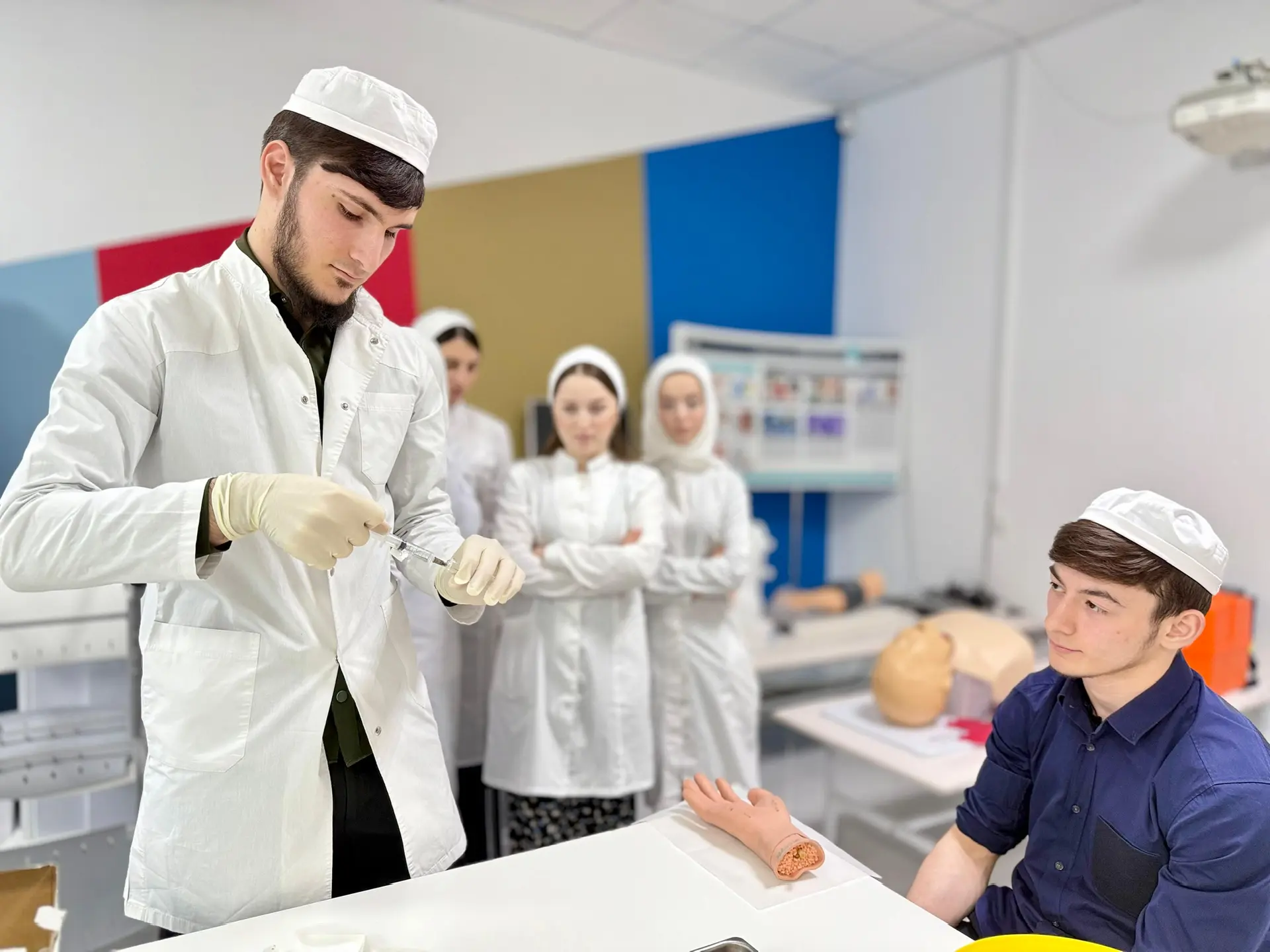 Мастер-класс по первой медицинской помощи от старшекурсников для младших курсов.