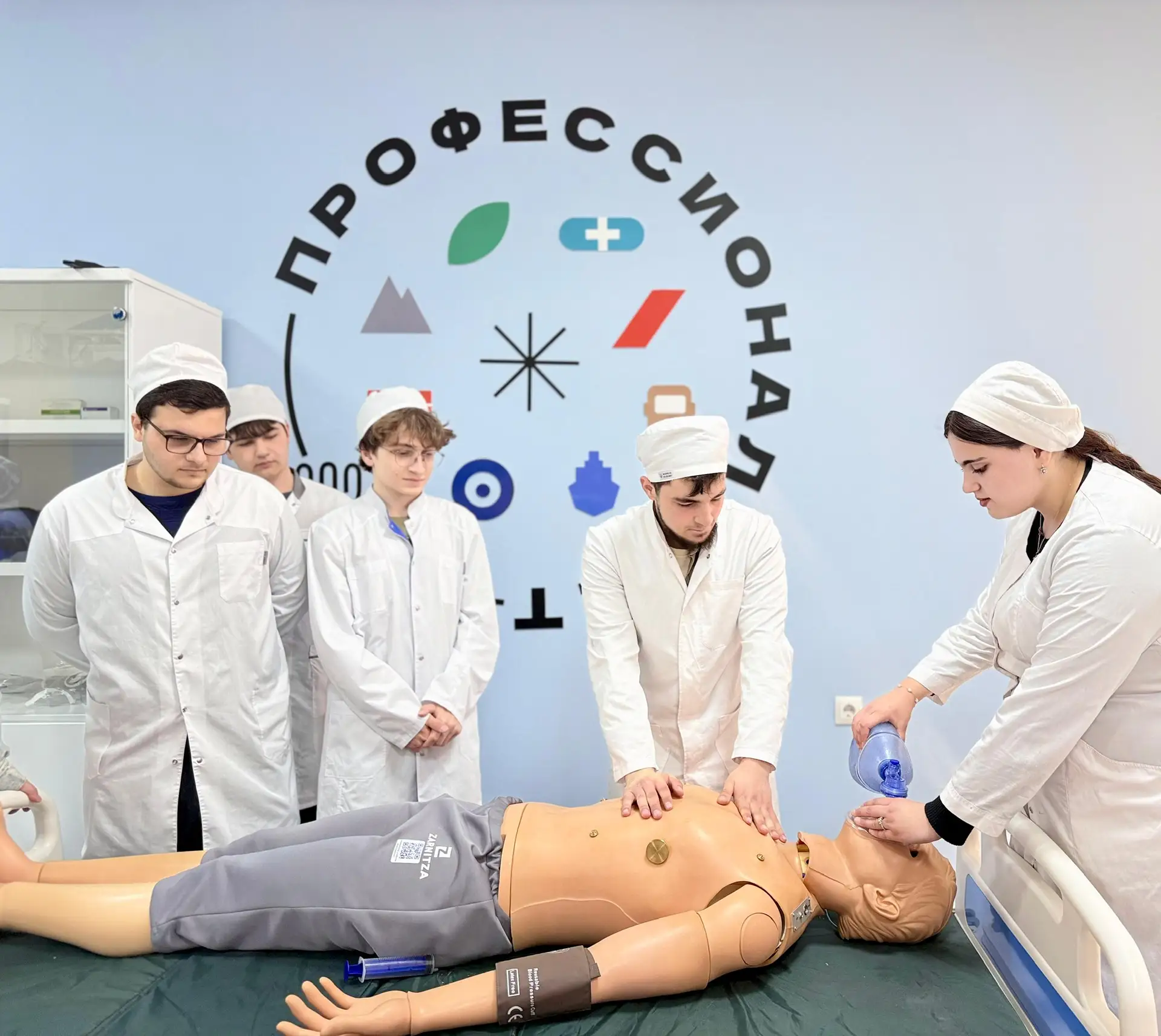 Мастер-класс по первой медицинской помощи от старшекурсников для младших курсов.