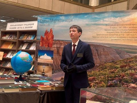 Студенты 2 курса Исторического факультета посетили Национальную библиотеку, где в эти дни проходит выставка, посвященная истории Священного Писания, а также Дню славянской письменности и культуры